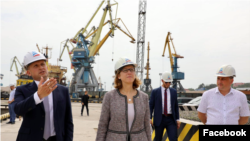 Крістіна Квін під час відвідин Маріупольського порту