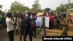 La police disperse une manifestation organisée contre le président Patrice Talon à Cotonou, Bénin, 9 mars 2018. (VOA/Ginette Fleure Adande)