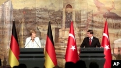 회담을 마친 메르켈 독일 총리와 다우토울루 터키 총리가 공동 기자회견을 여는 장면