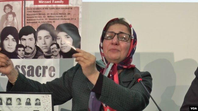 در این نشست، برخی شاهدان عینی عکس هایی از خانواده خود که به رغم داشتن حکم زندان، اعدام شدند، نمایش دادند.