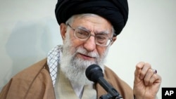 알리 하메네이 이란 최고지도자가 2일 테헤란에서 열린 회의에서 발언하는 사진을 공식 웹사이트에 공개했다.