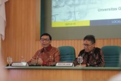 Wiranto dan Rektor UGM Panut Mulyono (kanan) berbagi pikiran selama tiga jam. (Foto: Humas UGM)