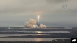 En esta imagen de la NASA TV, el cohete SpaceX Falcon se lanza desde el Centro Espacial Kennedy en Florida el domingo 19 de febrero de 2017. Está transportando una carga de suministros para la Estación Espacial Internacional.