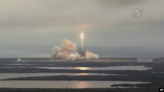 En esta imagen de la NASA TV, el cohete SpaceX Falcon se lanza desde el Centro Espacial Kennedy en Florida el domingo 19 de febrero de 2017. Está transportando una carga de suministros para la Estación Espacial Internacional.