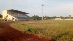 Le stade moderne de Doba construit à près 3 milliards de FCFA dans un état de délabrement avancé, le 20 octobre 2021. (VOA/André Kodmadjingar)