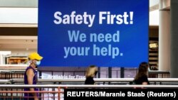 10 Temmuz 2020 - New York'ta salgına karşı alınan önlemlerin gevşetilmesinin ardından yeniden açılan bir alışveriş merkezinde bir tabelada 'Önce güvenlik! Yardımınıza ihtiyacımız var' mesajı verildi