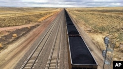 Un tren transporta carbón de una mina de Wyoming. El carbón parecía haber tocado un nuevo mínimo hace apenas dos semanas, cuando se reportó que la producción había caído un 6,5% en todo el mundo en 2016.
