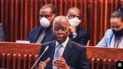Adriano Maleiane, ministro da Economia e Finanças de Moçambique (Foto de Arquivo)