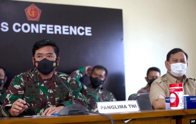 Panglima TNI Hadi Tjahjanto (kiri) dan Menteri Pertahanan Prabowo Subianto (kanan), dalam konferensi pers mengenai kapal selam angkatan laut yang hilang di Bali, Kamis, 22 April 2021. (Foto AP / Firdia Lisnawati)
