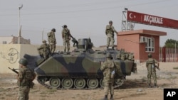 土耳其军人镇守与叙利亚交界处的阿克恰卡莱村边境大门