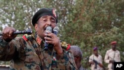 Gen. Abdel-Fattah Burhan,kiongozi wa baraza la utawala wa Sudan akizungumza katika maandamano yalioungwa mkono na jeshi Juni 29, 2019.