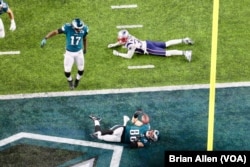 Zach Ertz of the Philadelphia Eagles struggles to maintain possession of the football after scoring the game-winning touchdown in Super Bowl LII (Brian Allen/VOA)
