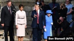 2018年7月13日美國總統特朗普（中）和英國女王伊麗莎白二世（右）會面