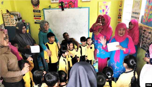 Salah satu desa yang didampingi Lembaga Advokasi Hak Anak (LAHA) adalah desa Kertamulya, Kabupaten Bandung Barat. Nampak anggota Anggota Forum Peduli Anak Kertamulya tengah mengedukasi murid dan orang tua di PAUD Permata Hati. (VOA/Rio Tuasikal)