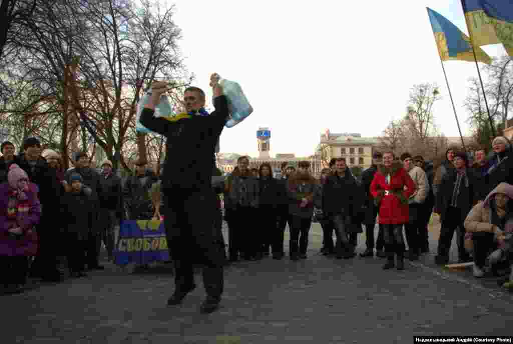 Турнір "Звитяга революціонера" "Серед дисциплін у яких змагались - "три палки" (дотягнутись до бутиля з водою, перетягнувши суперників), "Краб" (випхати суперника до межі , підтягування, та підняття бутилів з водою на кількість", - розповідає автор фото.