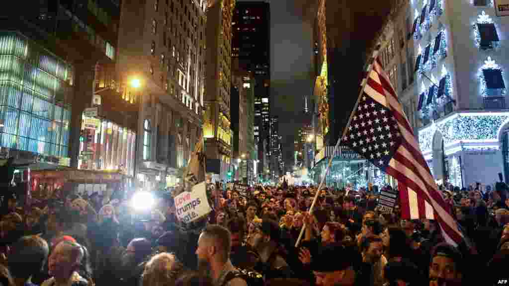 Waandamanaji wakifurika mtaa wa Fifth Avenue wakipinga ushindi wa Donald Trump nje ya jengo lake laTrump Tower in New York City, Nov. 9, 2016.