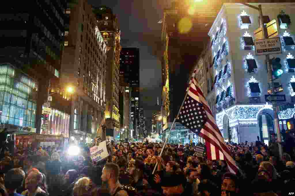 امریکہ کے مختلف شہروں میں ہزاروں افراد نو منتخب صدر ڈونلڈ ٹرمپ کے خلاف احتجاج کرتے ہوئے سڑکوں پر نکل آئے۔