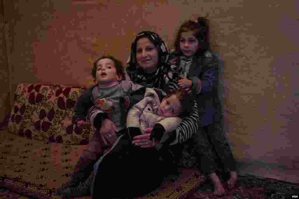 Fatmi Zakour harus mengurus tiga anaknya, dua diantaranya difabel, sendirian setelah suaminya tewas dalam perang di Suriah. (VOA/John Owens)