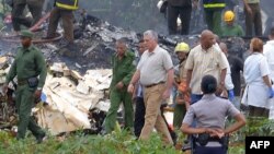 Le président cubain Miguel Diaz-Canel, au centre, sur le lieu où un avion de la compagnie cubaine d’aviation s’est écrasé après son décollage de l'aéroport Jose Marti de La Havane, le 18 mai 2018.
