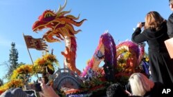 La carroza "Marco Polo East meets West", del grupo Singpoli, fue la ganadora del trofeo Sweepstakes en el Desfile de las Rosas 2016.