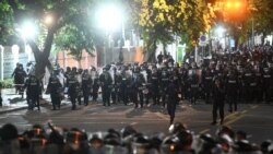 Riot police prepare to disperse pro-democracy protesters in Bangkok on October 15, 2020, after the government declared a state of emergency following an anti-government rally the previous day. (Photo by Panumas SANGUANWONG / AFP)