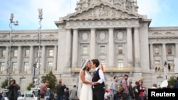 Lisa Dazols (D) et Jenny Chang célèbrent leur mariage après la décision de la Cour suprême sur le mariage gay, devant la mairie de San Francisco, Californie, 26 juin 2013