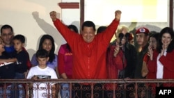 7일 베네수엘라 선관위의 4선 당선 발표 직후 지지자들에게 손을 들어 보이는 우고 차베스 대통령.