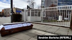 Kovčeg koji su pred zgradom Skupštine Kosova postavili aktivisti Alijanse za budućnost Kosova: Foto RFE/RL