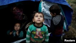 지난해 11월 그리스 레스보스섬의 임시난민캠프에서 한 시리아 소년이 텐트 앞에 서 있다. 