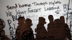 Demonstranti u Portlandu u Oregonu snimljeni ispred zida sa grafitima, 17. jula 2020.