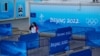 北京奥组委的一名工作人员在冬奥会场地工作。（2022年1月3日）