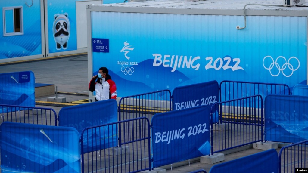 北京奥组委的一名工作人员在冬奥会场地工作。（路透社2022年1月3日）(photo:VOA)