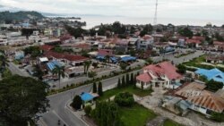 Suasana Kota Poso di siang hari dengan latar belakang laut (Foto Udara)