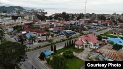 Suasana Kota Poso di siang hari dengan latar belakang laut. (Foto: VOA/Yoanes Litha)