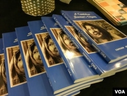 សៀវភៅ​ A Cambodian ​Survivor’s ​Odyssey ​ឬ ជា​ភាសា​ខ្មែរ​ «ដំណើរ​ជីវិត» ​របស់​លោកស្រី ​ជា វណ្ណាត ​អ្នក​វិភាគ​ឯករាជ្យ​ក្នុង​រាជធានី​ភ្នំពេញ​ កាល​ពី​ថ្ងៃ​ទី​២០ ខែ​កក្កដា​ ឆ្នាំ​២០១៦។ (ហ៊ាន សុជាតា/VOA)