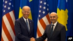 17일 코소보를 방문한 조 바이든 미국 부통령(왼쪽)과 이사 무스타파 코소보 총리가 회담에 앞서 악수하고 있다.