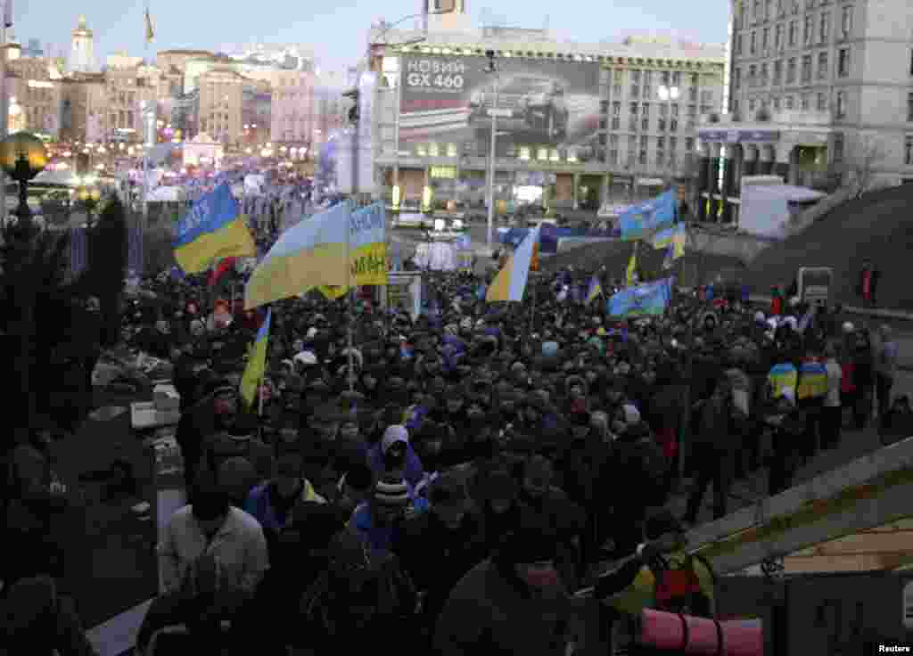 Protesters march towards parliament in Kyiv, Dec. 3, 2013. 
