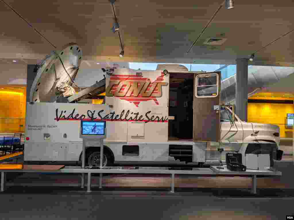 Un antiguo camión para realizar transmisiones satelitales se encuentra en exhibición en el sótano del Museo de la Noticia.&nbsp;Foto: Herbert Zepeda - VOA.