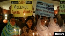 خواتین پر تشدد کے خاتمے کے لئے ملتان میں ہونے والی ایک ریلی کا منظر ۔ فوٹو رائٹرز 