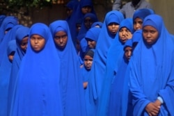 Siswa sekolah dasar mengantre sebelum memasuki kelas di sekolah zona Banadir di Mogadishu, Somalia, 22 September 2019. (Foto: REUTERS/Feisal Omar)