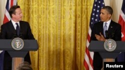 အမေရိကန်သမ္မတ ဘရက်ခ် အိုဘားမားနဲ့ ဗြိတိန်ဝန်ကြီးချုပ် ဒေးဗစ်ကမရွန်းတို့နှစ်ဦး တနင်္လာနေ့က ပူးတွဲသတင်းစာရှင်းလင်းပွဲ ပြုလုပ်စဉ်။