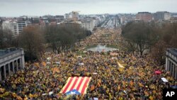 VPro-independence Catalan supporters gather to begin a demonstration near the EU quarter in Brussels on Thursday , Dec. 7, 2017. Thousands of Pro-Catalan supporters rallied in Brussels on Thursday, two weeks before Spanish regional elections.