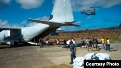 Marinos de Estados Unidos ayudan en las tareas de auxilio a las víctimas del tifón Haiyan.