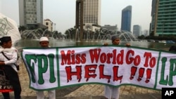 印尼的穆斯林在世界小姐大賽舉行期間競選示威。