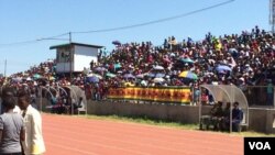 Abantu abase White City Stadium lapho obekunanzwa khona usuku lukazibuse welizwe leZimbabwe.