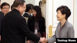 박근혜 한국 대통령(오른쪽)이 21일 청와대에서 제14차 한중지도자포럼 참석차 방한한 탕자쉬안 전 중국 외교담당 국무위원을 접견하며 악수하고 있다. 