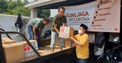 Bantuan juga dikirimkan ke luar kota Surabaya untuk warga miskin yang terdampak ekonominya karena corona. (Foto: VOA/Petrus Riski)