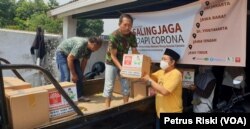 Bantuan juga dikirimkan ke luar kota Surabaya untuk warga miskin yang terdampak ekonominya karena corona. (Foto: VOA/Petrus Riski)