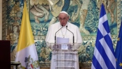 Paus Fransiskus memberikan pidato di Athena, Yunani (4/12).