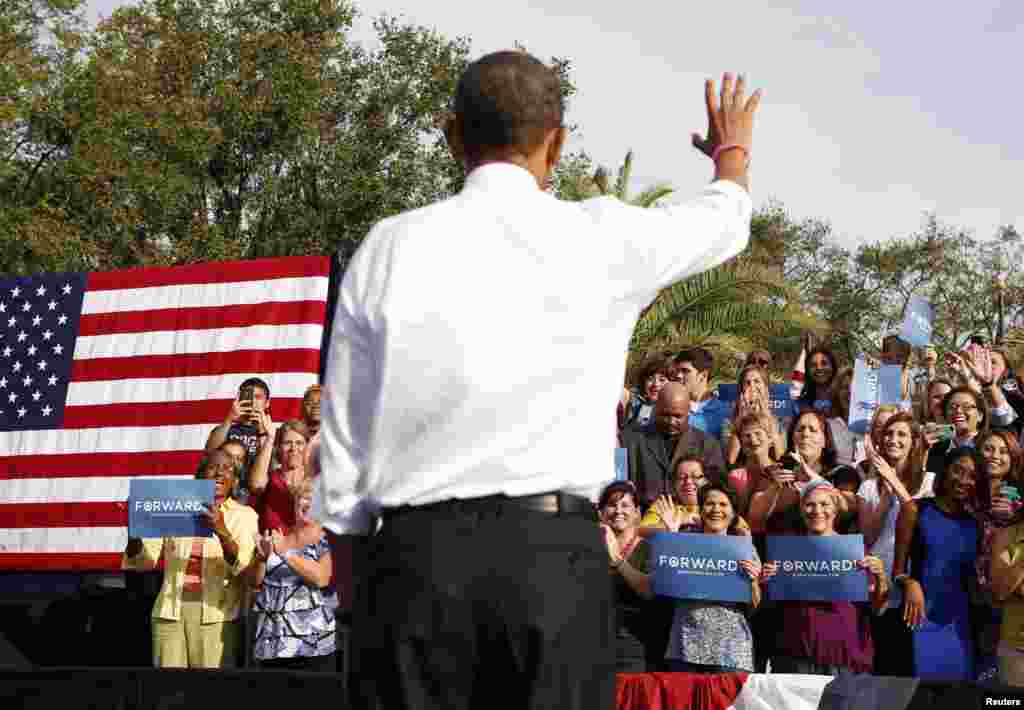 Le pr&eacute;sident Obama saluant ses partisans &agrave; Tampa, en Floride 